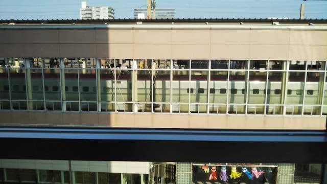 仙台駅に新幹線が止まっている所（向いのパルコのカフェから撮影）