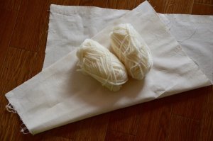 染織前の白い毛糸と布