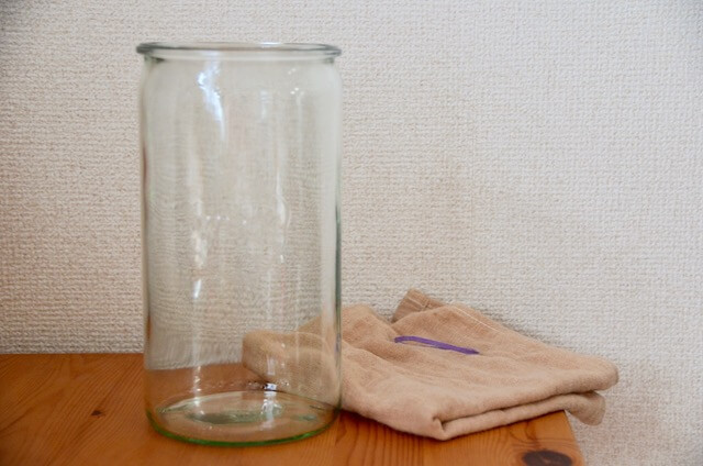 ガラス瓶と3重ガーゼのハンドタオル