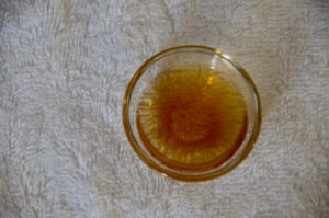 レモンバーベナの染色液が小さいガラスのボウルに入っている